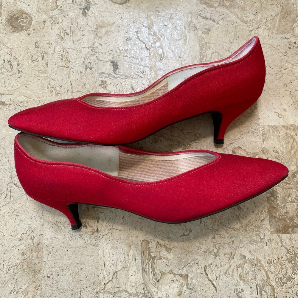 Vintage Satin Upper pointed Toe Kitten Heel Slip On Pump Peacocks Size 7.5 B